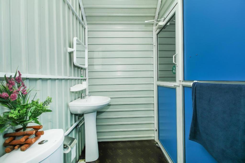 Airport A4 Transit Hub - Eco Chalets 카투나야크 외부 사진